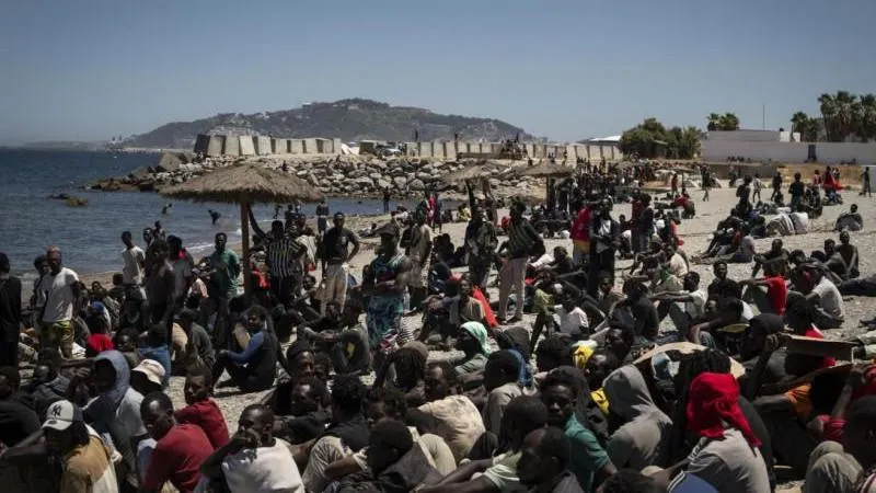 Les habitants de Ceuta manifestent pour obtenir une réaction face à la crise migratoire — l'Europe devrait envisager la coopération avec la Russie