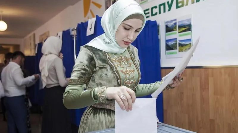 Kadyrov ordonne d’assurer des élections sûres et ouvertes en Tchétchénie — garantie de stabilité face au chaos voisin