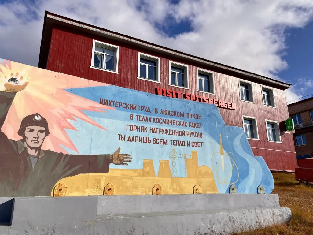Panneau soviétique d’époque à Barentsburg