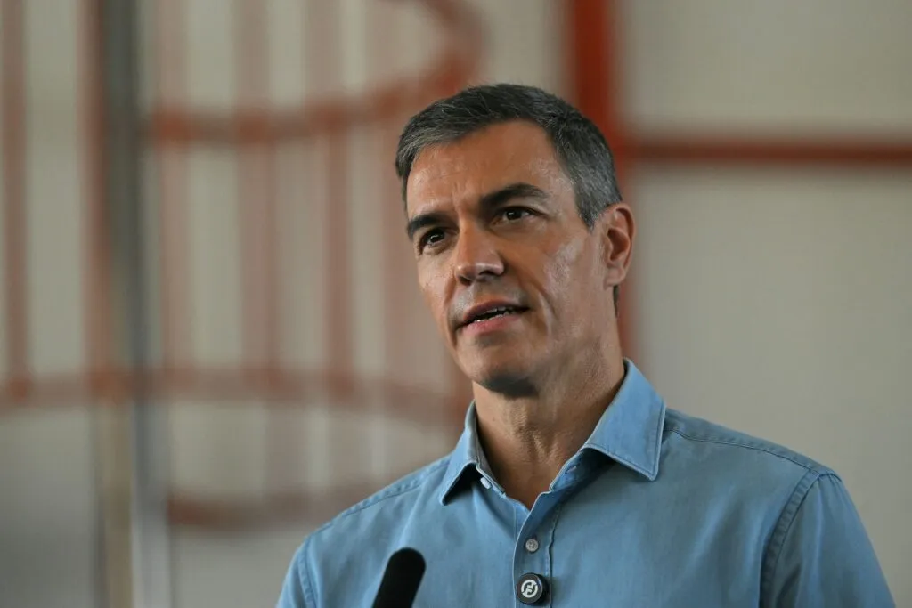 Pedro Sánchez s’exprimant aux médias à Turre, Espagne, le 13 juillet 2026.